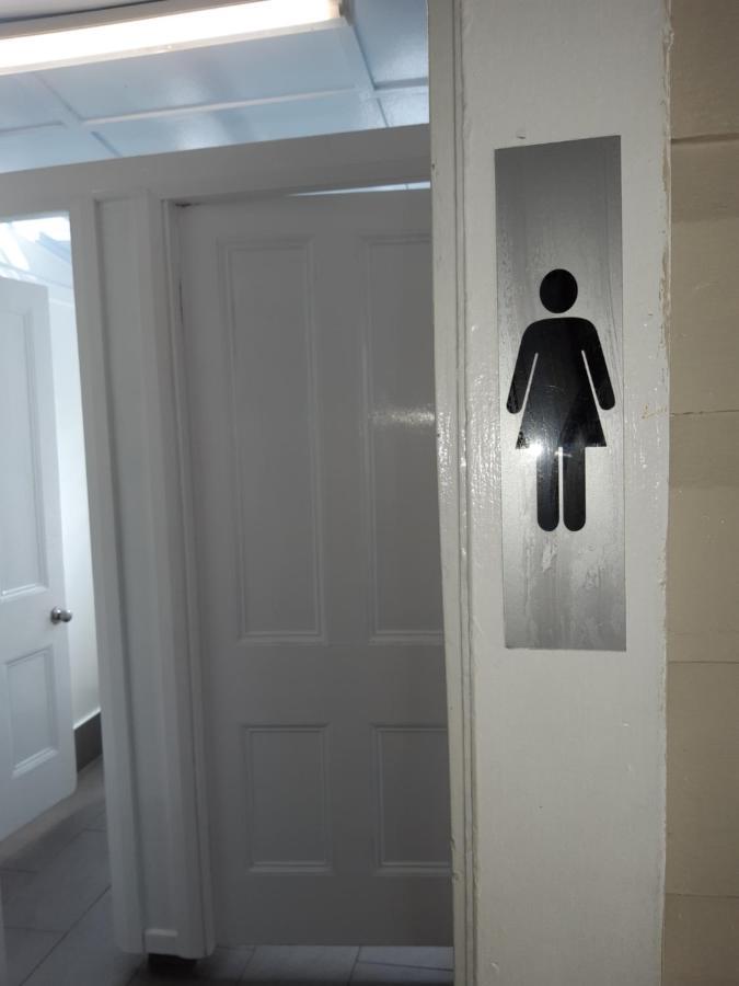 凯恩斯壁虎背包客酒店 凱恩斯 外观 照片 A door with a pictogram for a women's toilet
