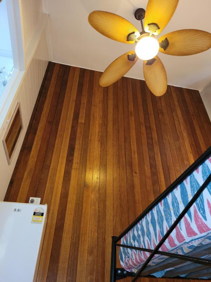 凯恩斯壁虎背包客酒店 凱恩斯 外观 照片 A floor made of teak