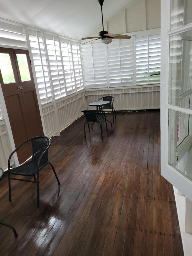 凯恩斯壁虎背包客酒店 凱恩斯 外观 照片 A balcony in a house