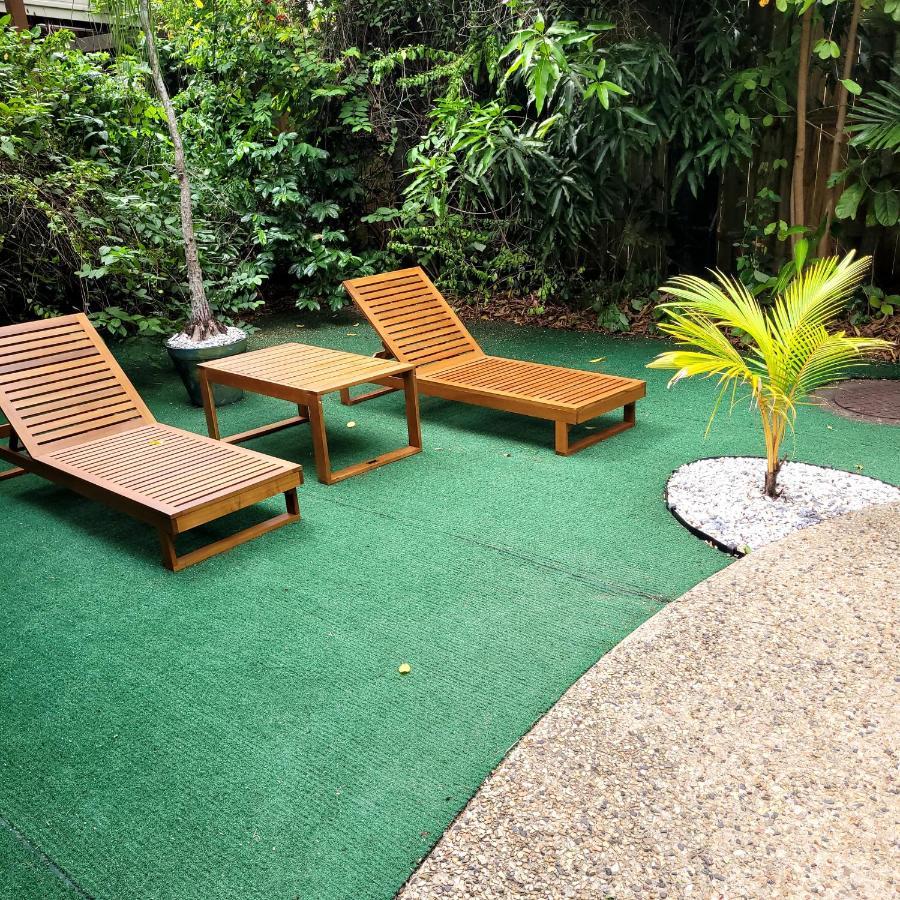 凯恩斯壁虎背包客酒店 凱恩斯 外观 照片 Artificial grass in a garden