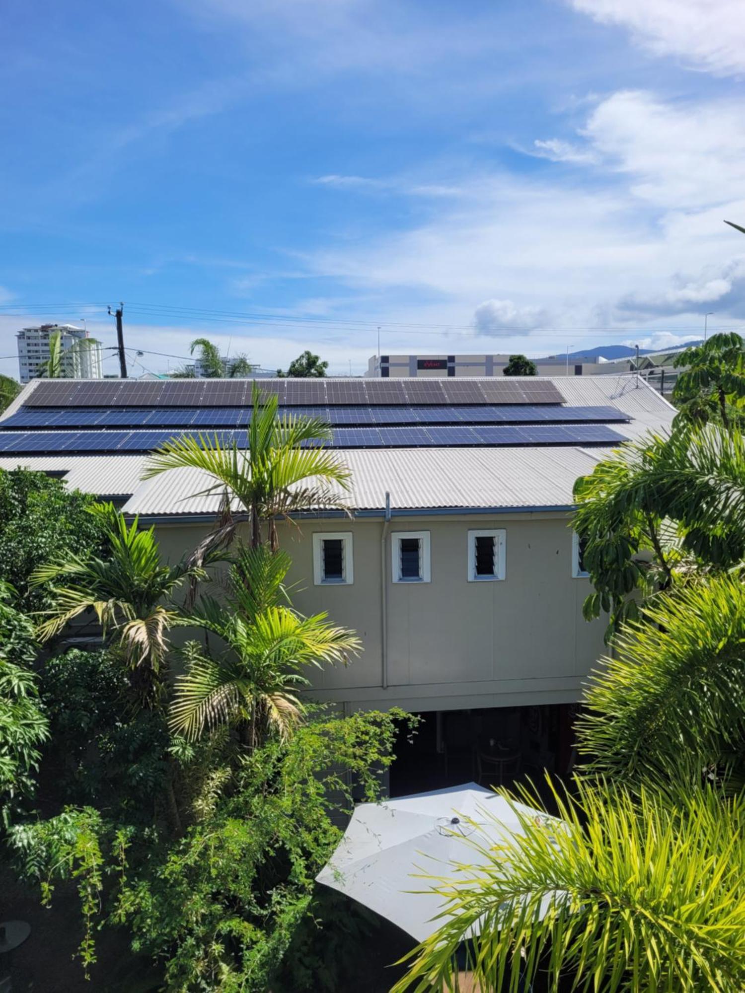 凯恩斯壁虎背包客酒店 凱恩斯 外观 照片 Solar panels on a home in Cairns, Queensland, Australia