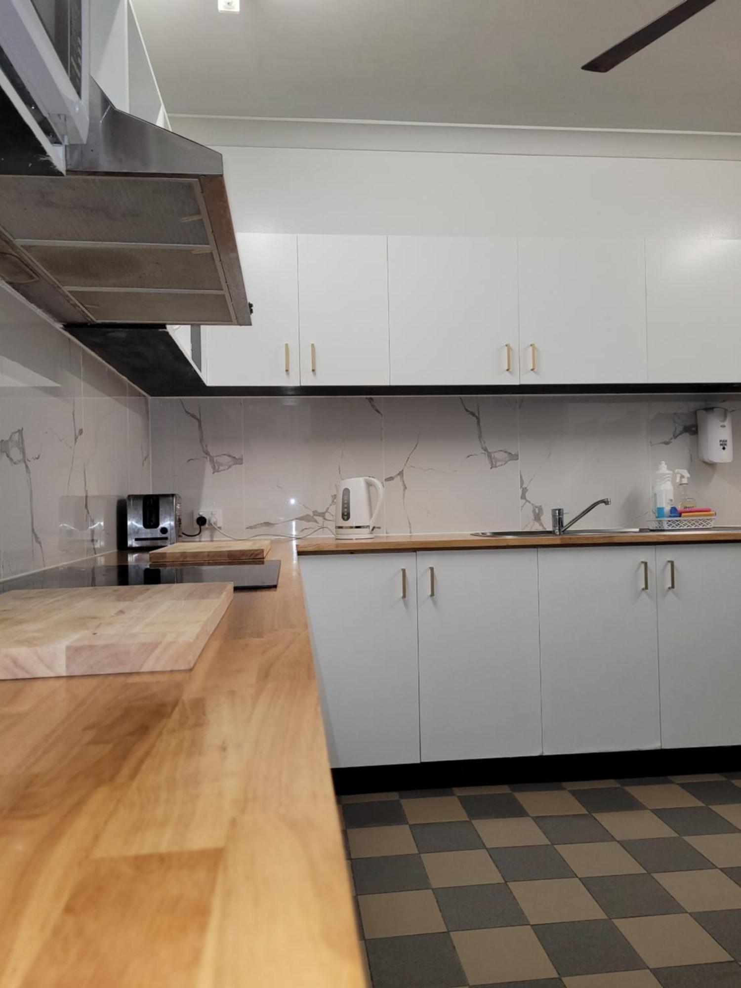 凯恩斯壁虎背包客酒店 凱恩斯 外观 照片 A typical kitchen in a hostel