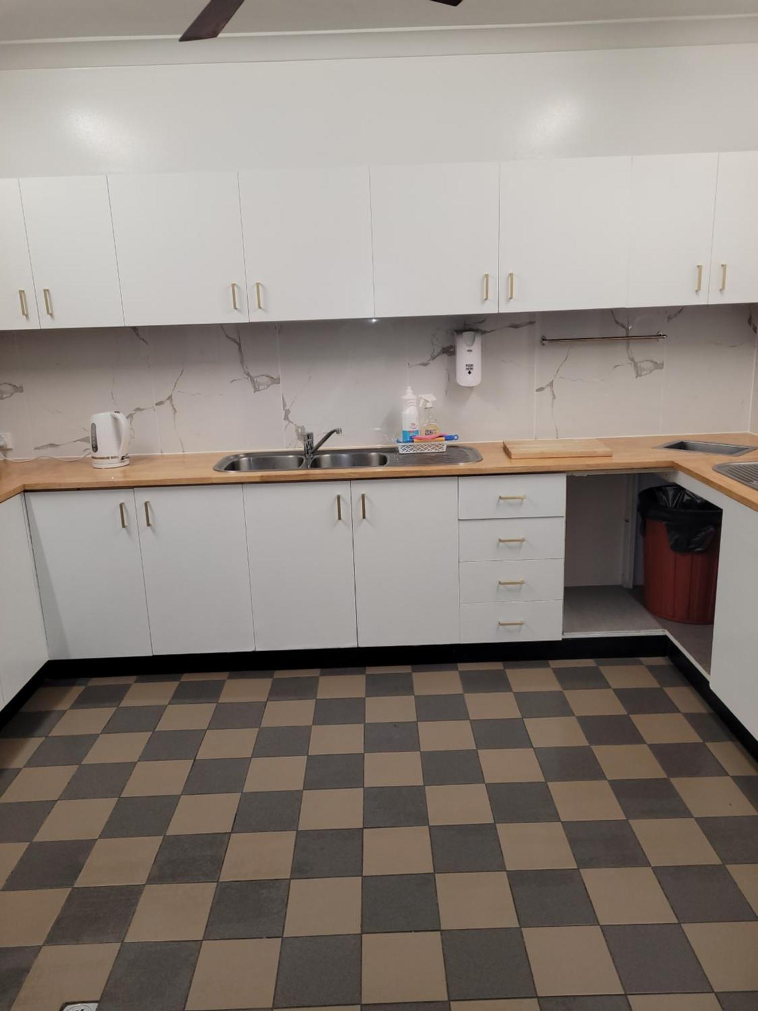 凯恩斯壁虎背包客酒店 凱恩斯 外观 照片 A kitchen in a student residence hall at the University of Michigan