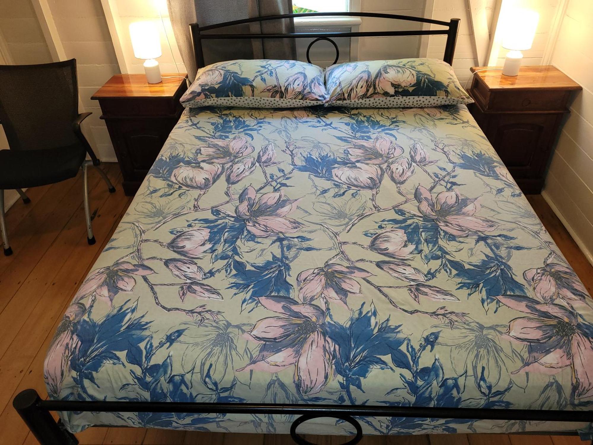 凯恩斯壁虎背包客酒店 凱恩斯 外观 照片 A bed with a fitted sheet