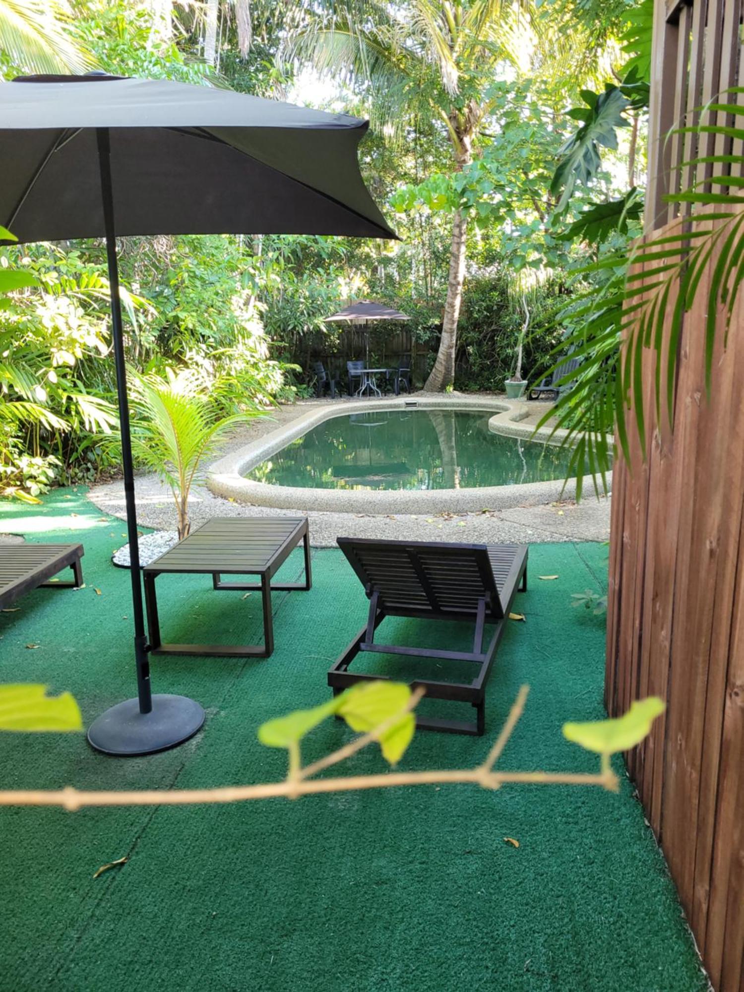凯恩斯壁虎背包客酒店 凱恩斯 外观 照片 A private pool at a resort in Thailand