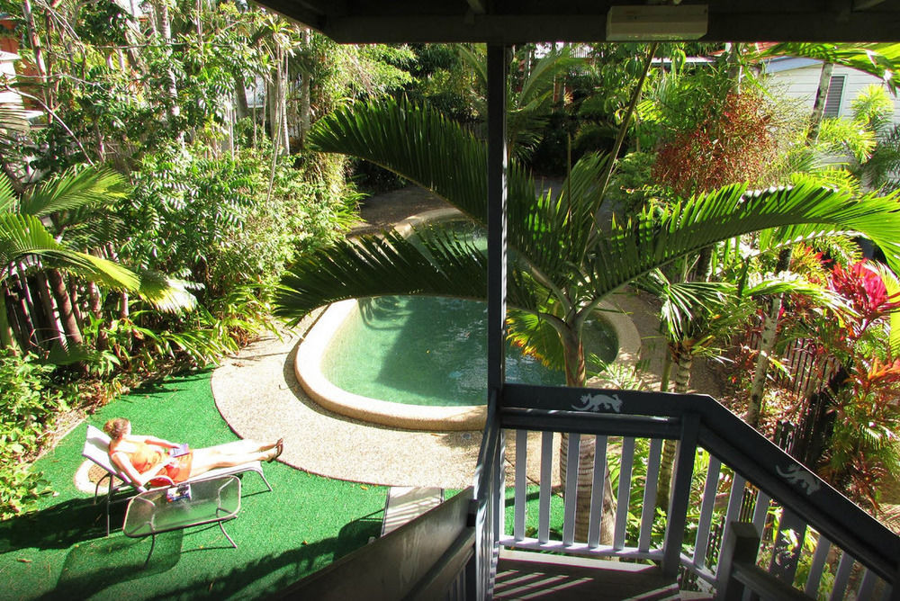 凯恩斯壁虎背包客酒店 凱恩斯 外观 照片 A view of the pool at the resort