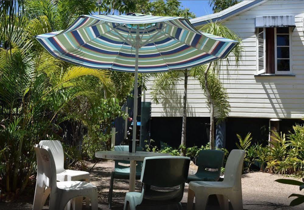 凯恩斯壁虎背包客酒店 凱恩斯 外观 照片 A patio umbrella